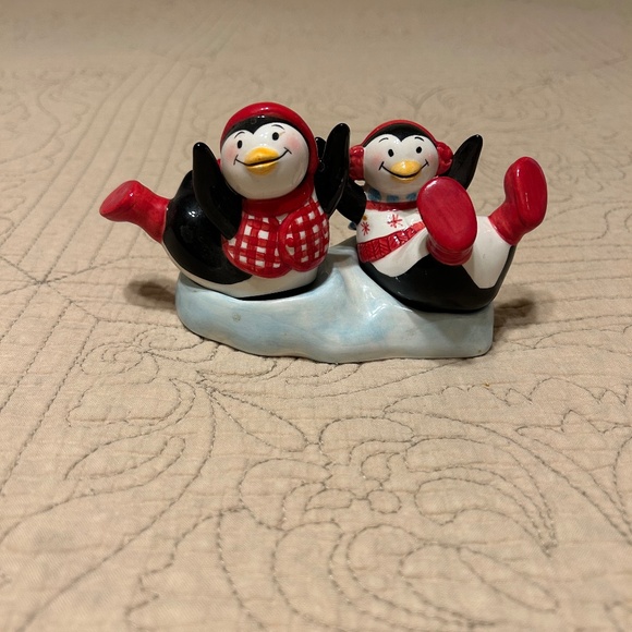 Vintage Fitz and Floyd Essentials Cool Christmas Penguin Salt and Pepper Shakers - Picture 1 of 4